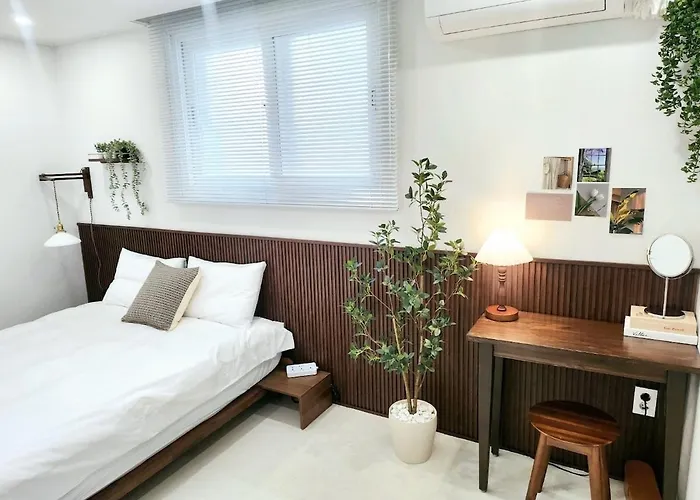 #hongdae Sangsu Station 5 Minutes #bathroom 2 #starbucks,convenience Store 1 Minute #hongdae Street *