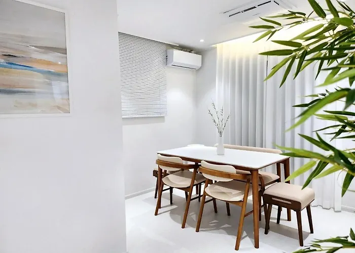#hongdae Sangsu Station 5 Minutes #bathroom 2 #starbucks,convenience Store 1 Minute #hongdae Street * 首爾