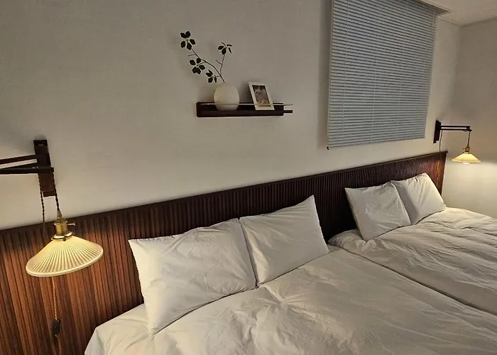 #hongdae Sangsu Station 5 Minutes #bathroom 2 #starbucks,convenience Store 1 Minute #hongdae Street 首爾