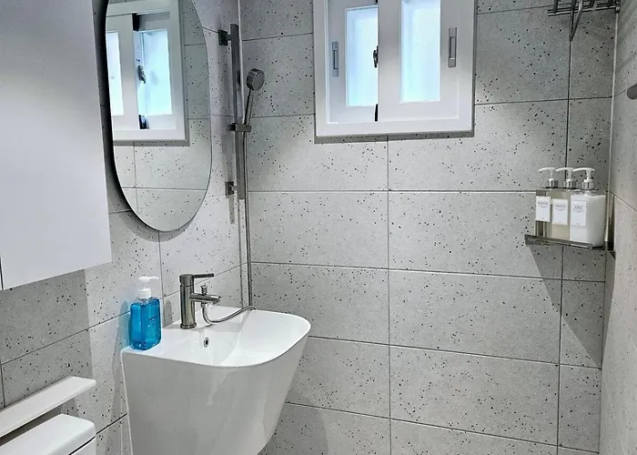 #hongdae Sangsu Station 5 Minutes #bathroom 2 #starbucks,convenience Store 1 Minute #hongdae Street 公寓