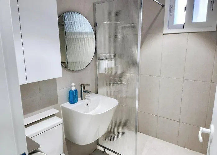 #hongdae Sangsu Station 5 Minutes #bathroom 2 #starbucks,convenience Store 1 Minute #hongdae Street 首爾